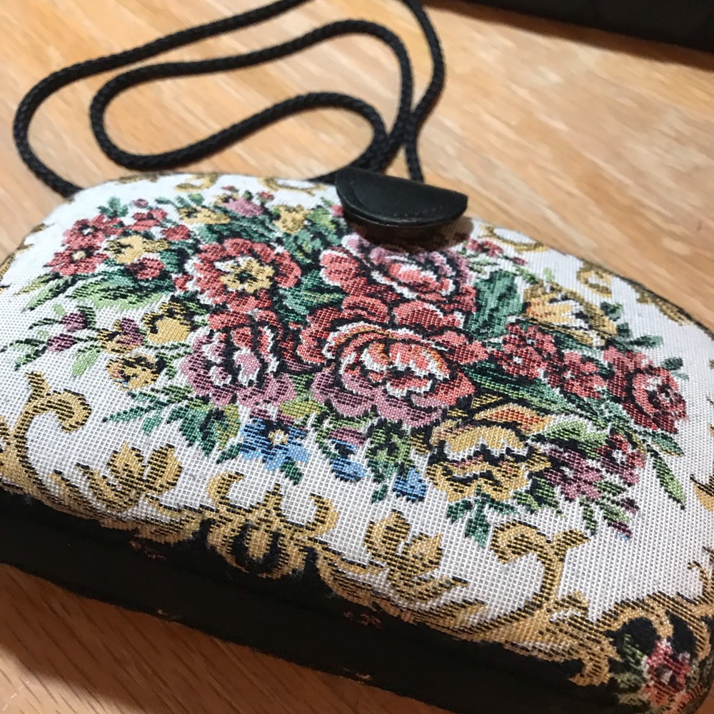 Vintage Floral Embroidery Hard Sided Small Purse - Picture 3 of 7